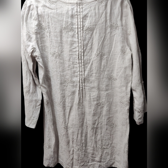 St. Tropez M Linen V Neck Blouse - Picture 4 of 4